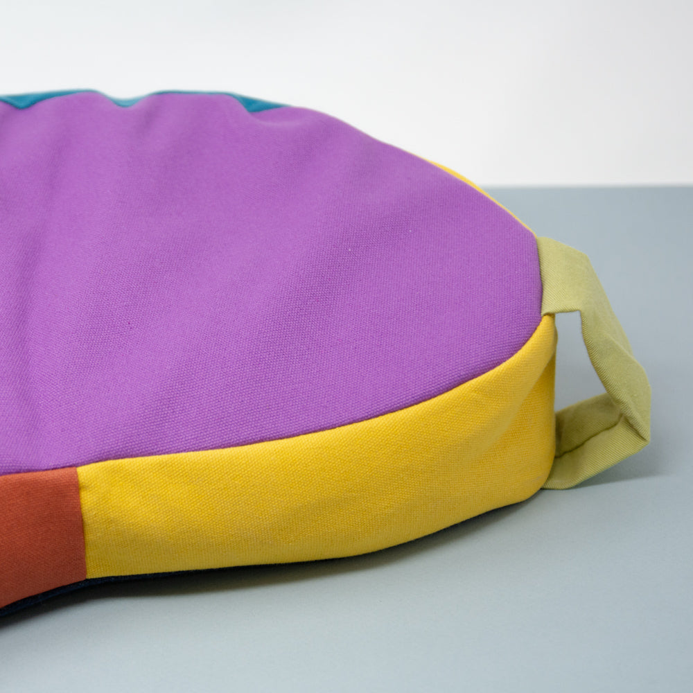 Coussin de yoga en tissu surcyclé et écales de sarrasin