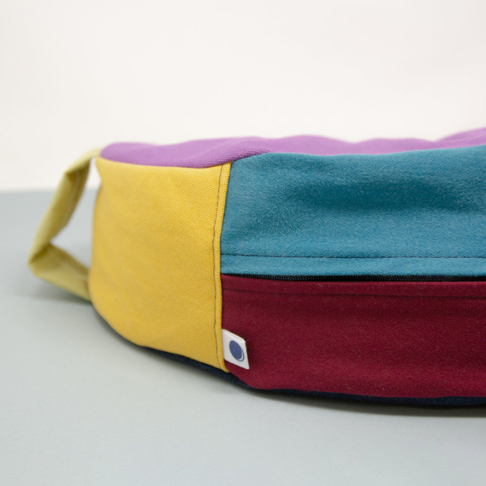 Coussin de yoga en tissu surcyclé et écales de sarrasin
