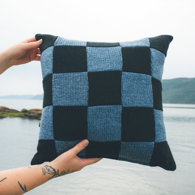 Coussin damier en laine surcyclée