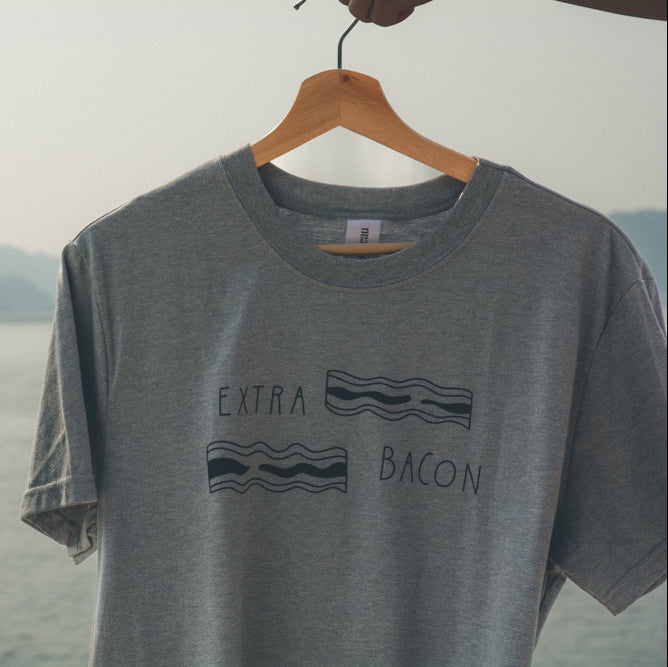 T-shirt fait au Québec imprimé Extra bacon - Unisexe