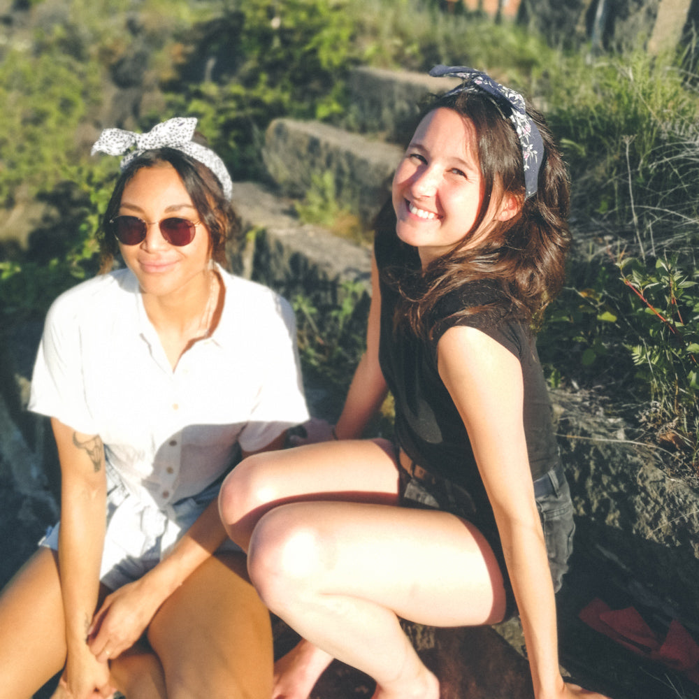 Deux amies assises sur des marches en pierre