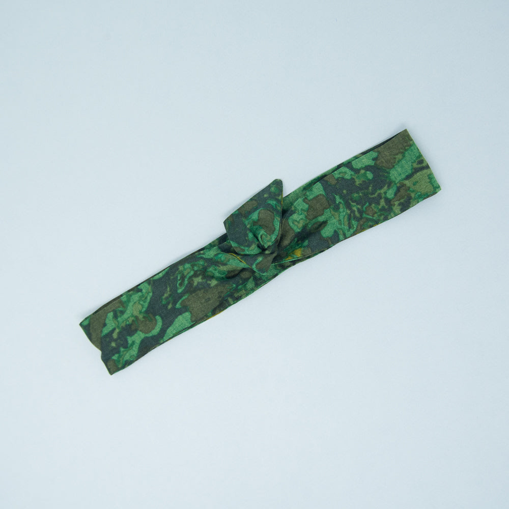 Bandeau à torsader vert, posé à plat