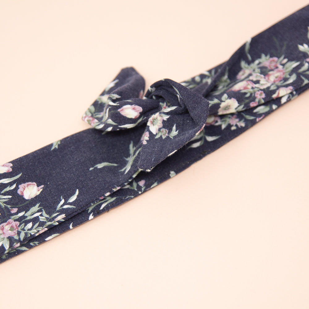 Zoom avant sur le noeud du bandeau à petites fleurs