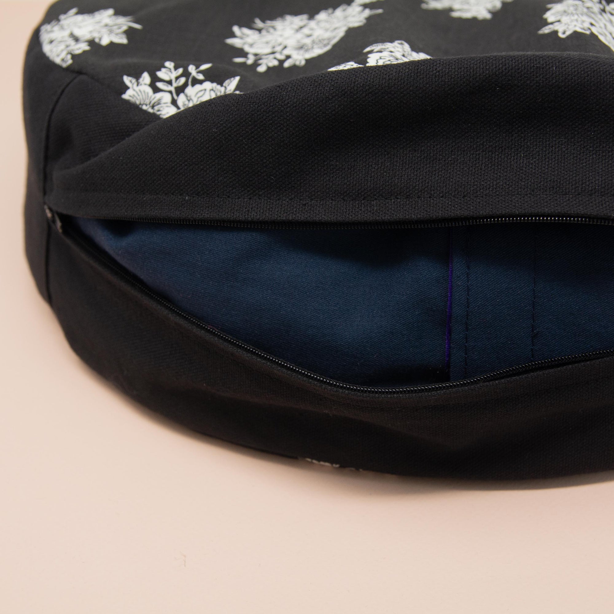 Coussin de yoga en tissu surcyclé et écales de sarrasin