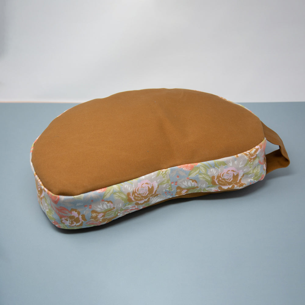 Coussin de yoga en tissu surcyclé et écales de sarrasin